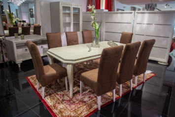 TABLE A MANGER AVEC HUIT CHAISES